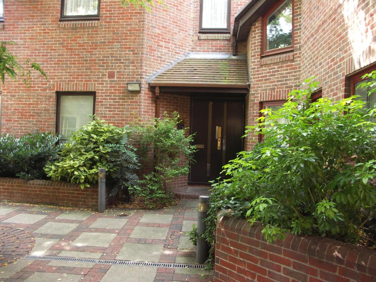 4 The Courtyard Central Windsor 2Br Екстериор снимка